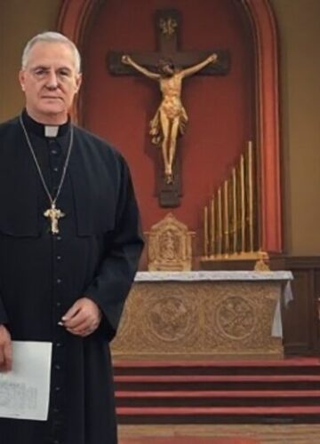 Kryzys Kościoła: Prawdziwa twarz duchowieństwa i kontrowersje po soborze Smutny, realistyczny obraz katolickiego kapłana w głębokiej refleksji przed ołtarzem, symbolizujący kryzys w Kościele po soborze, z elementami śledztwa i duchowego rozliczenia, odzwierciedlający kontrowersje i krytykę modernistycznych praktyk.