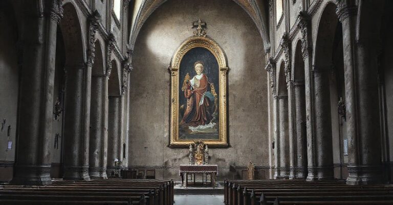 Słoma tradycyjna sztuka sakralna w opuszczonym kościele, symbolizująca kryzys modernizmu w sztuce kościelnej po Soborze Watykańskim II