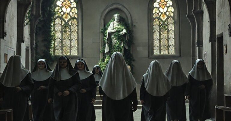 Melancholijna scena przedstawiająca upadek życia zakonnego z współczesnymi sióstrami zakonnymi ubranymi w świeckie ubrania odchodzącymi od opuszczonego klasztoru.