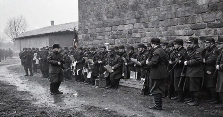 Ks. Adam Boniecki modli się z Niemcami w 1965 roku na tle wojennych ruin. Wsciekliwa ekumenia i fałszywe pojednanie pod maską miłosierdzia.