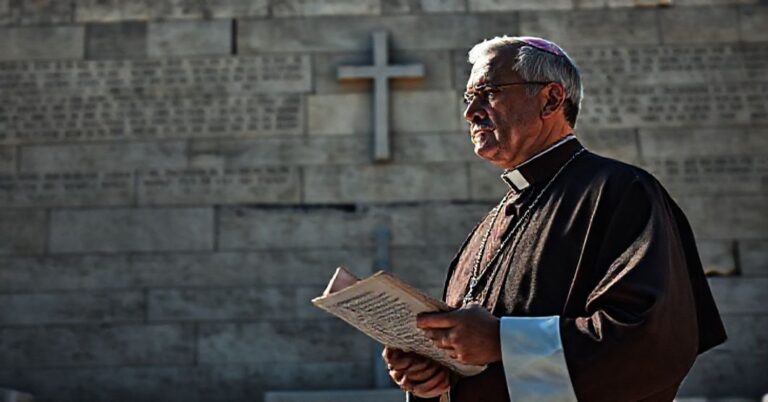 Ksiądz w tradycyjnych szatach kościelnych stoi przed monumentem Instytutu Jad Waszem, trzymając encyklikę Piusa XI. Tło przedstawia ciemne mury z hebrajskimi napisami.
