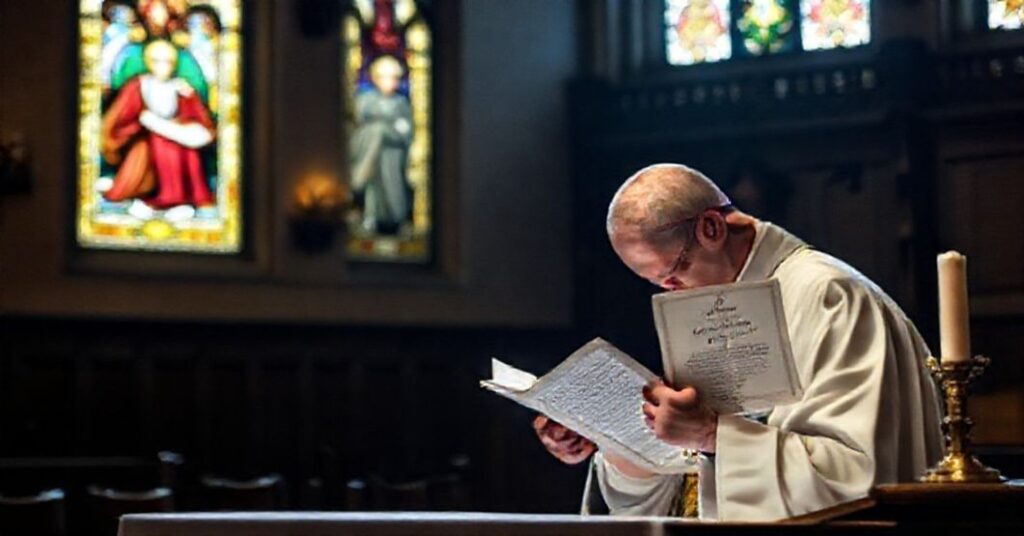 Ksiądz modli się przed tradycyjnym ołtarzem w kościele, trzymając encyklikę „Quas Primas”, symbolizując nieugięte katolickie zasady wobec hipokryzji politycznej.