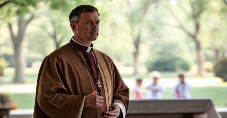 Poświęcony kapłan katolicki modlący się za nieświadome ofiary handlu surogatów