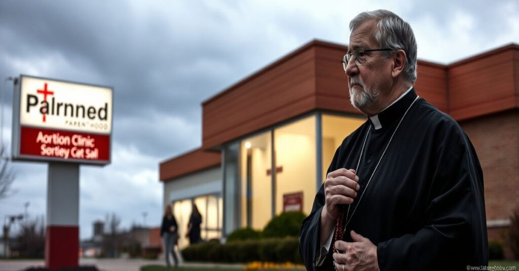 Ksiądz katolicki w modlitwie przed kliniką aborcyjną Planned Parenthood