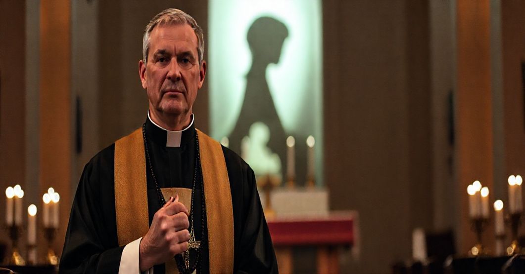 Ksiądz w tradycyjnym habicie modli się w ciemnym kościele przed ołtarzem z zapalonymi świecami, z subtelnym zarysem dziecka w tle symbolizującym zagładę nienarodzonych.