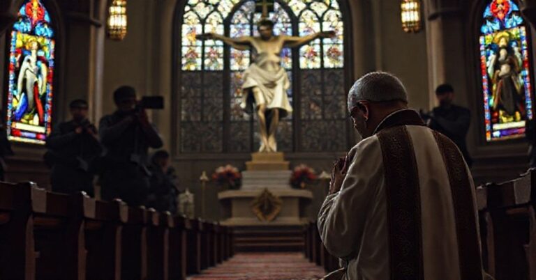 Książ w tradycyjnym ornacie modli się przed posągiem Chrystusa Krola podczas aresztowania terrorystów przez FBI