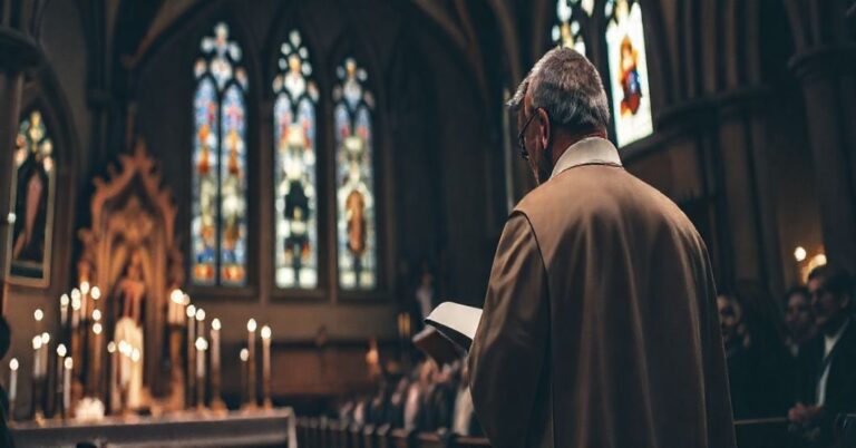 Ksiądz w tradycyjnych szatach liturgicznych stoi w ciemnym kościele, mówiąc do zgromadzenia. Architektura kościoła jest klasyczna, z gotyckimi elementami i witrażami przedstawiającymi świętych. Ksiądz trzyma krzyż, jego wzrok skierowany ku ołtarzowi ozdobionemu świecami i ikonami religijnymi. Atmosfera jest poważna i pełna szacunku, podkreślająca potrzebę wierności niezmiennej doktrynie.