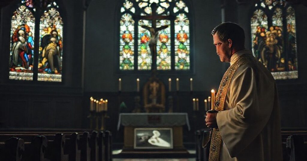 Księże w tradycyjnym ornacie stoi przed ołtarzem w ciemnym kościele, trzymając krzyż przed tabletem wyświetlającym 'Mifegymiso' i rozmyte obrazki nienarodzonych dzieci.