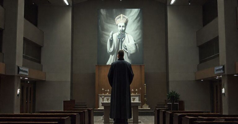 Ciemny widok kaplicy uniwersyteckiej bez tabernakulum, z nowoczesnym ołtarzem i brakiem tradycyjnych naczyń sakralnych. Rozmyta postać w szatach kapłanskich bez widocznego krzyża prowadzi zebranie mimo-sakramentalne. Wokół znajdują się budynki akademickie z widocznymi napisami 'Duchowość i Coaching' i 'Studia Prawne Europejskie'. Scena jest oświetlona sztucznym, sterylnym światłem podkreślającym brak nadprzyrodzonego. Na tle widnieje rozmyty obraz nowoczesnego 'papieża' symbolizujący fałszywe kierownictwo instytucji.