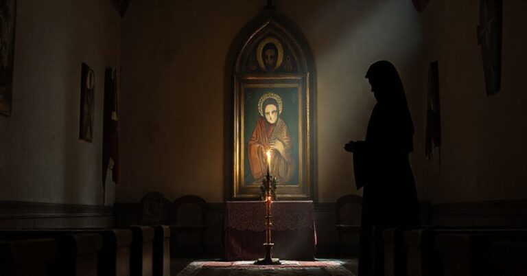Sobór katolicki z ikoną Serca Jezusa i zapalonym świadomem w cieniu symboli sowieckich