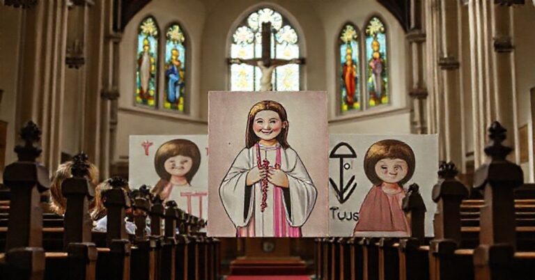 Wnęka bazyliki konkatedralnej w Kołobrzegu z dziecięcymi pracami plastycznymi o Janie Pawle II na tle krucyfiksu i witraży.