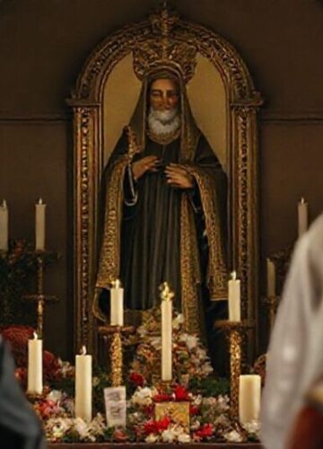 Kult o. Wenantego Katarzyńca - niebezpieczny emocjonalizm Kult o. Wenantego Katarzyńca - tradycyjne sanktuarium z rzeźbą i wiernymi w modlitwie