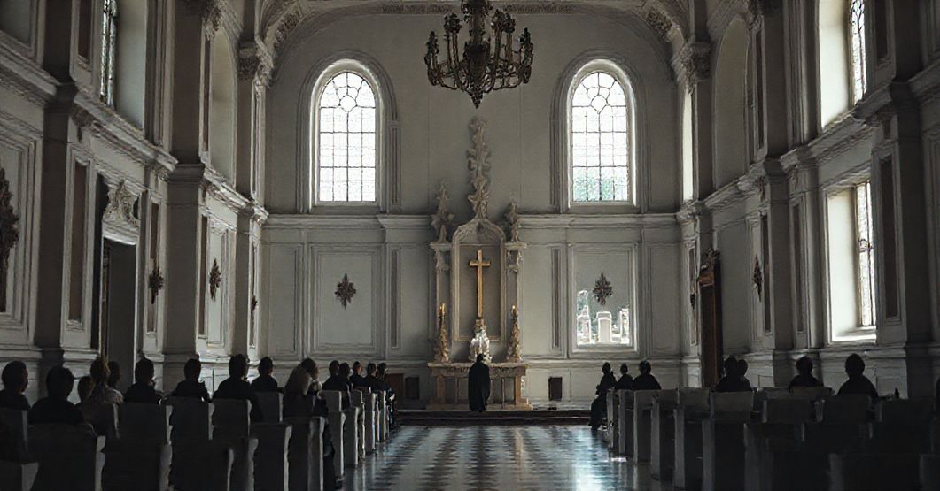 Solemne wnętrze barokowego pałacu w Łabuniach, symbolizujące duchową pusteń modernizmu w tradycyjnych murach, z widokiem na cmentarz z grobami rodziny Szeptyckich.