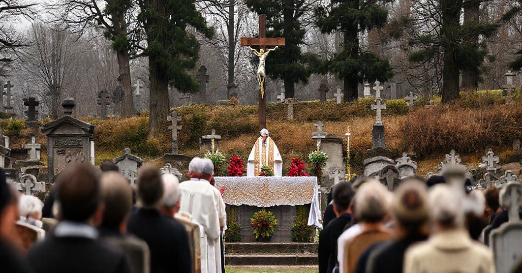 Uroczystość Wszystkich Świętych w Legnicy - tradycyjna msza za zmarłych z akcentem na katolicką naukę o czyśćcu i konieczności modlitw za dusze.