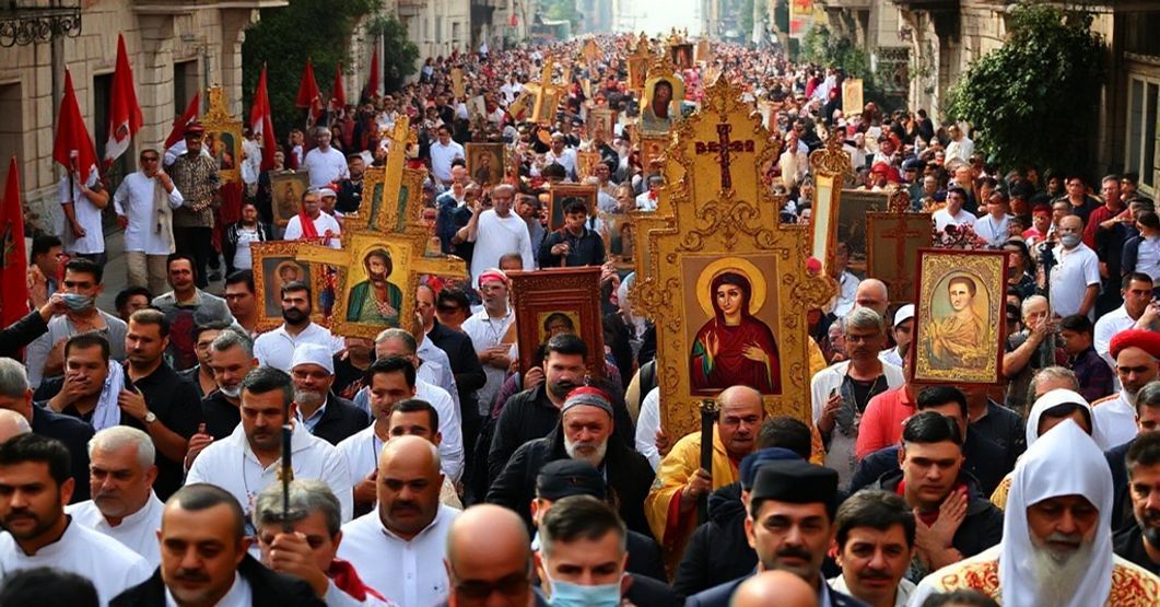 Libańska procesja katolicka - tradycja wobec modernizmu Pokazuje poważną procesję katolicką w Libanie z tradycyjnymi ikonami i symbolami religijnymi, podkreślającą kontrast między autentyczną pobożnością katolicką a nowoczesnymi innowacjami.