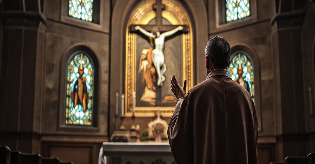 Sobór greckokatolicki w Przemyślu podczas liturgii Wielkiego Piątku - tradycyjny katolicki kult Krzyża Chrystusowego