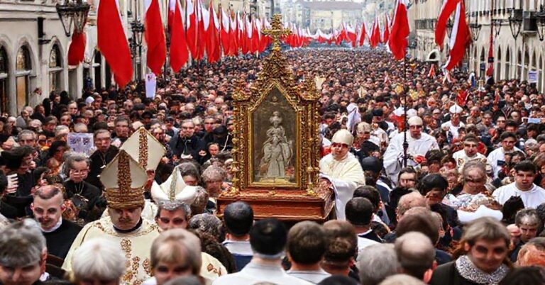 Procesja w Łowiczu z rzekomymi relikwiami "Św." Wiktorii pod przewodnictwem fałszywego kardynała Grzegorza Rysia i biskupa Radosława Orchowicza.