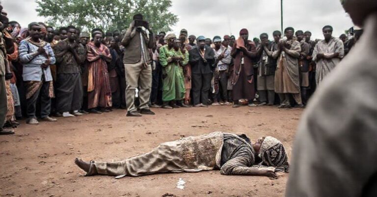 Smutna scena w Mali, gdzie terroryści z JNIM publicznie egzekutowali 20-letnią Mariam Cissé na Placu Niepodległości w Tonce. Skupisko zszokowanych widzów gromadzi się wokół jej ciała.