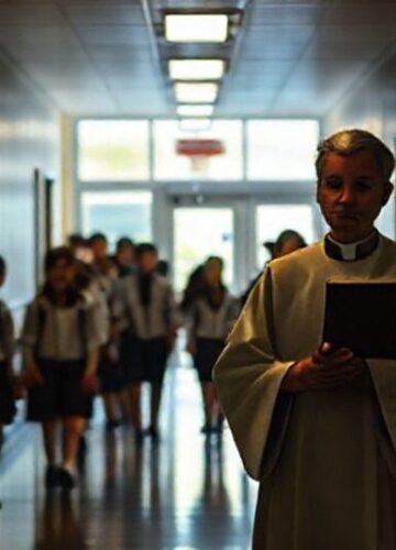 Marginalizacja nauki religii w szkołach - katolicyzmu pod presją sekularyzacji Katecheta trzymający Biblię w cieniu szkolnego korytarza podczas gdy uczniowie idą do jasno oświetlonego pokoju edukacji zdrowotnej.