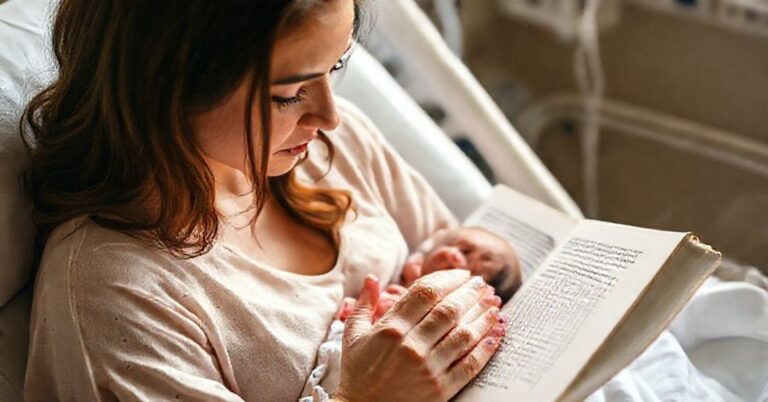 Kobieta czytająca dziecku modlitwy z tradycyjny książki modlitewnej w oddziale noworodkowym