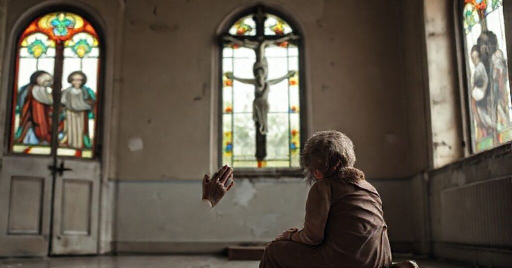 Catholiczka matka modli się z dorosłą niepełnosprawną córką w opuszczonym katolickim domu opieki