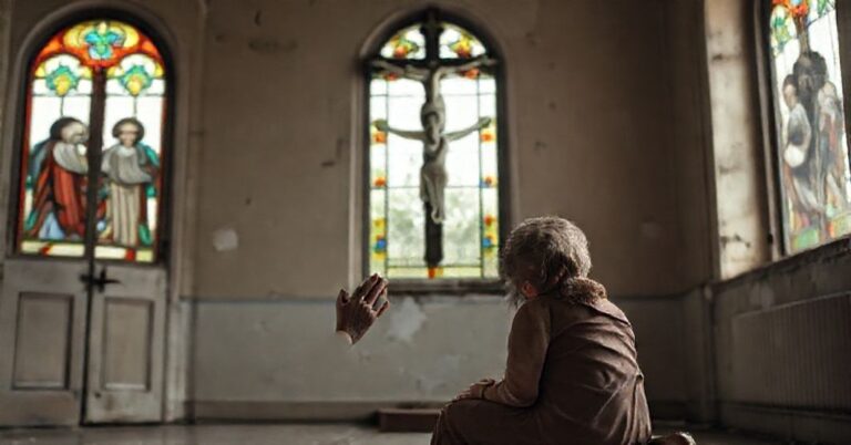 Catholiczka matka modli się z dorosłą niepełnosprawną córką w opuszczonym katolickim domu opieki