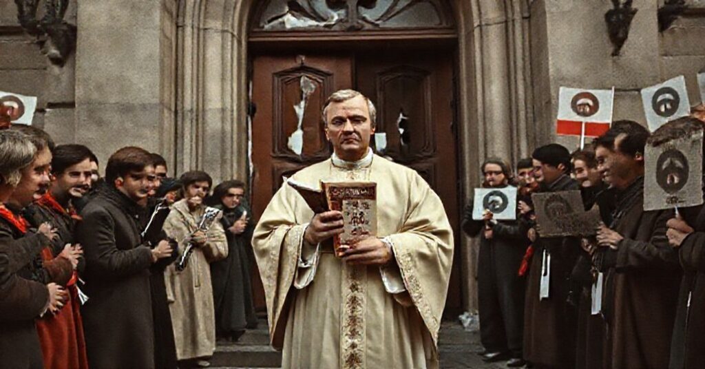 Scena z Mirosławem Chojeckim przed uszkodzonym drzwiami kościoła podczas protestu w latach 70. w Warszawie