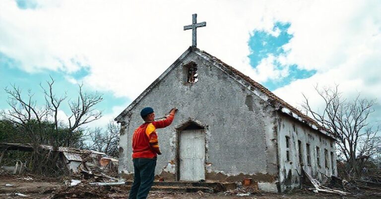 Zniszczona misyjna placówka katolicka w Maggotty na Jamajce po huraganie Melissa, z dwoma polskimi wolontariuszami naprawiającymi dach pod nadzorem tradycyjnego księdza. Scena uwypukla brak sakramentów i ewangelizacji w nowoczesnym humanitaryzmie.