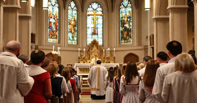 Tradycyjne Msze św. w Kościele z młodymi katolikami w modlitewie