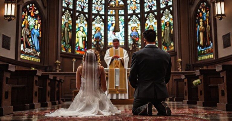 Młoda para katolicka modli się przed ołtarzem w tradycyjnym kościele, z księdzem przewodniczącym ceremonii małżeńskiej.
