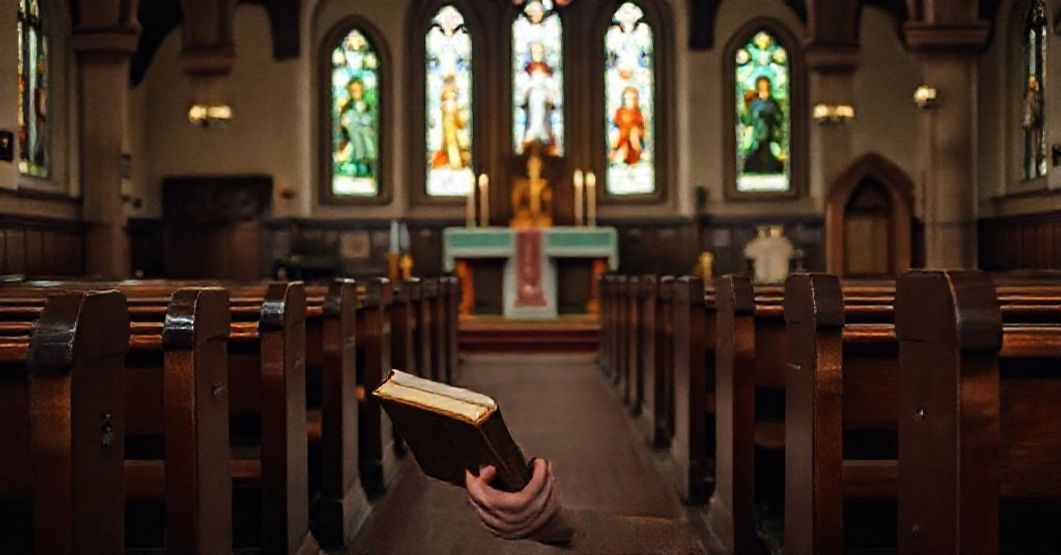 Młodzieniec modli się w tradycyjnym kościele irlandzkim podczas Mszy świętej w obrzędzie łacińskim, otoczony witrażami przedstawiającymi świętych. Scena symbolizuje dylemat między pozorami odrodzenia religijnego a głęboką tradycją katolicką.