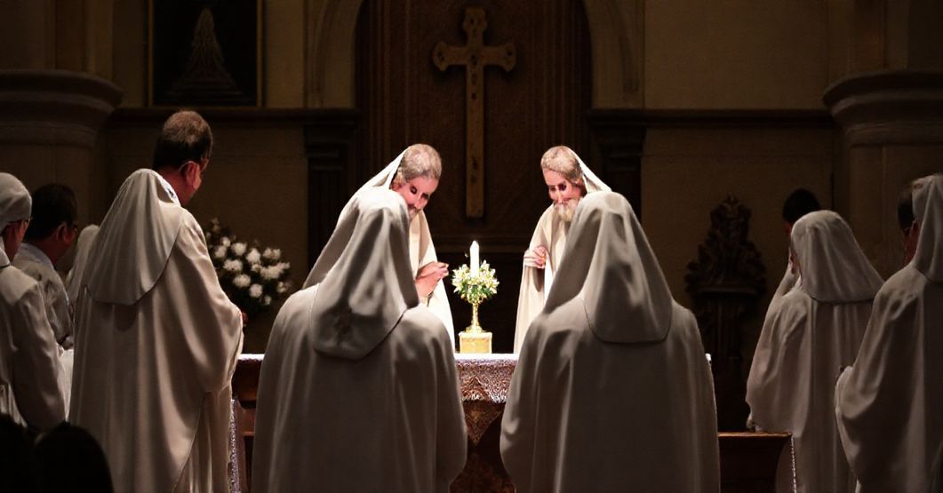 Młodzi katolicy modlący się przed obrazem Matki Bożej Licheńskiej w tradycyjnym sanktuarium