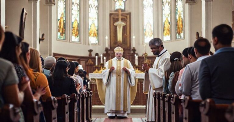 Wnętrze katolickiego sanktuarium z tradycyjnym ołtarzem, młode osoby modlące się w skupieniu podczas mszy św. z uwielbieniem Najświętszego Sakramentu.
