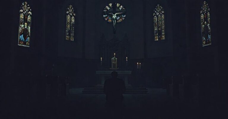 Ciemny wnętrze kościoła z samotnym mężczyzną modlącym się przed pustym ołtarzem, co symbolizuje modernistyczne deformacje wiary.