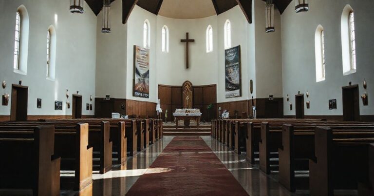 Pusty ołtarz w nowoczesnej parafii bez tradycyjnych elementów sakralnych