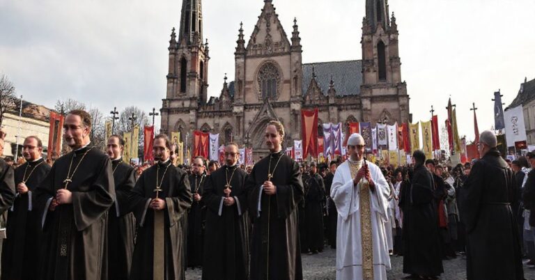 Tradycyjny katolicki protest przeciw modernistycznemu festiwalowi prolife na Ostrowie Tumskim we Wrocławiu