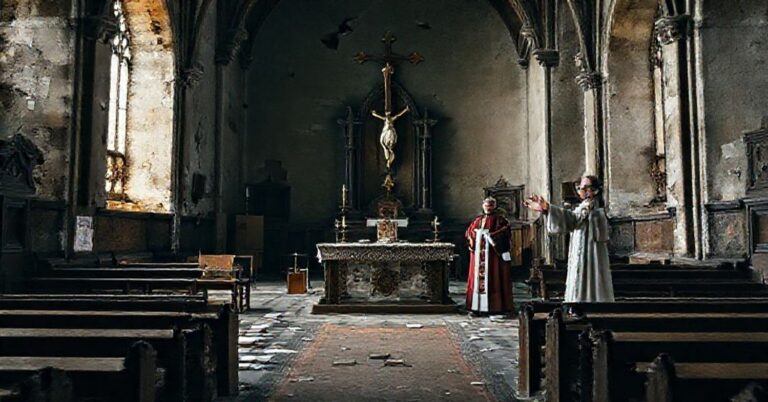 Pusty tradycyjny katolicki ołtarz w historycznej kościele z połamanym krucyfiksem i rozrzuconymi księgami liturgicznymi. Samotny sedevacantistowski ksiądz w tradycyjnych szatach modli się podczas gdy nowoczesny "biskup" w świeckich ubrajach gestykuluje pogardliwie na tle.