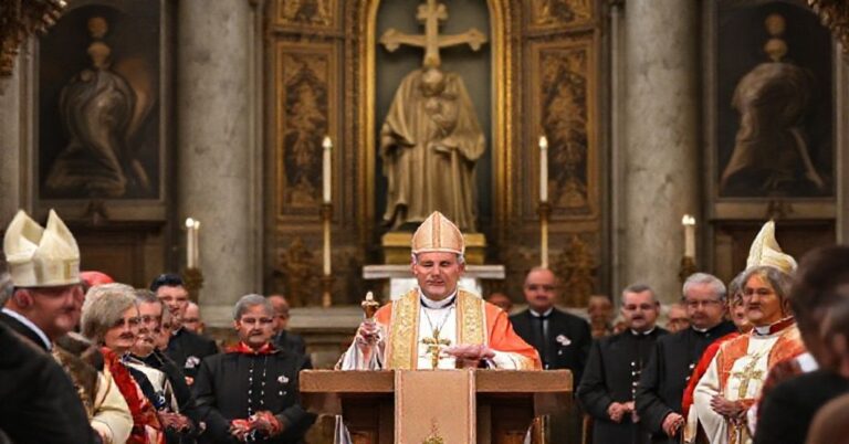 Uroczystość upamiętniająca 60. rocznicę oświadczenia biskupów polskich wobec biskupów niemieckich z 'abp.' Kupnym wygłaszającym przemówienie pełne teologicznych błędów w katedrze
