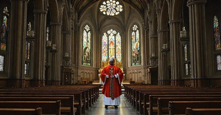 Wnętrze tradycyjnego kościoła katolickiego z pustym ołtarzem i modernistycznym hierarchą.