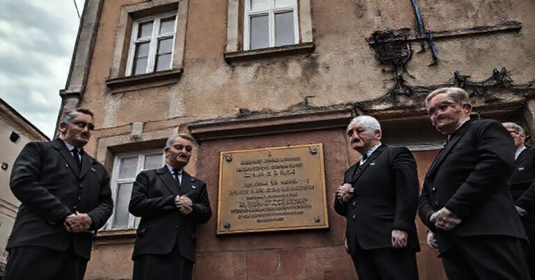Zdjęcie przedstawiające odsłonięcie tablicy poświęconej Józeffie Hennelowej i prof. Jackowi Hennelowi przed kamienicą w Krakowie.
