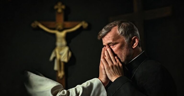 Mężczyzna w tradycyjnym stroju katolickim modlący się przed krzyżem w ciemnym otoczeniu symbolizującym upadek moralny współczesnego świata.