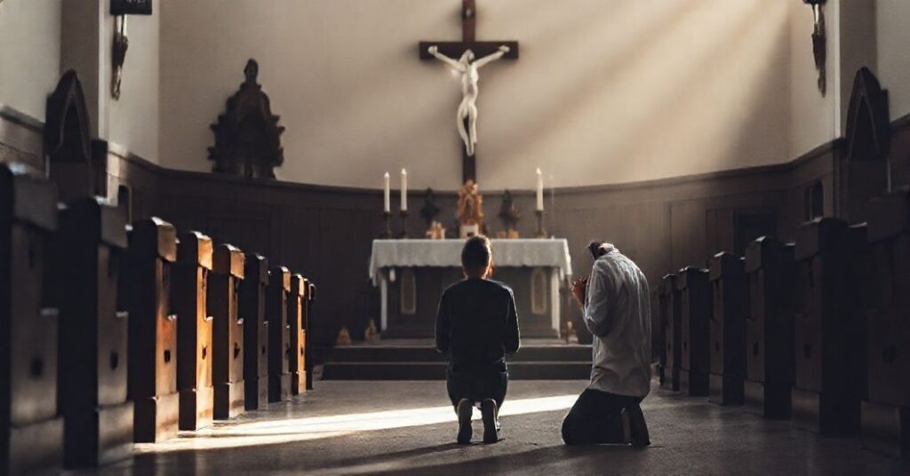 Osobnik modli się przed krzyżem w tradycyjnej katolickiej kaplicy, wyrażając głęboką skargę i nadzieję
