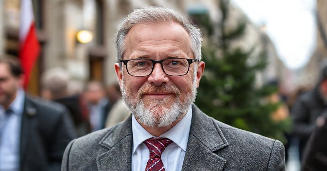 Młody przedsiębiorca modli się przed aniołem stróżem z księgą katolickiej nauki społecznej