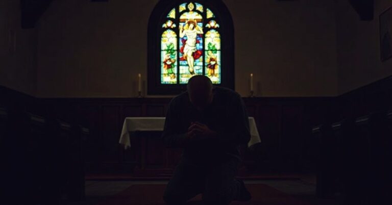 Mężczyzna modlący się w tradycyjnym katolickim kościele w cieniu okna z witrażem przedstawiającym Ukrzyżowanie