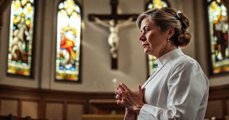 Kobieta katolicka modli się w tradycyjnym ubiorze w ciszej kaplicy z krzyżem i witrażami przedstawiającymi świętość życia.