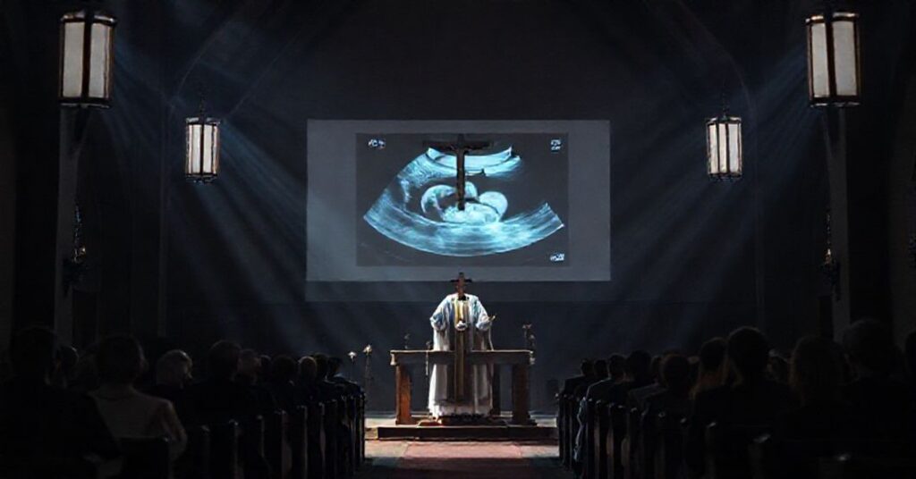 Wnęka kościelna z ołtarzem z krzyżem i modlącymi się katolikami, na tle zdjęcia USG dziecka nie narodzonego.