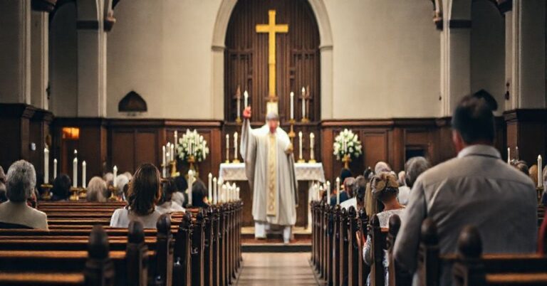 Tradycyjna katolicka msza w intencji dzieci utraconych, z ukazańnię hostii i modlącymi rodzicami.