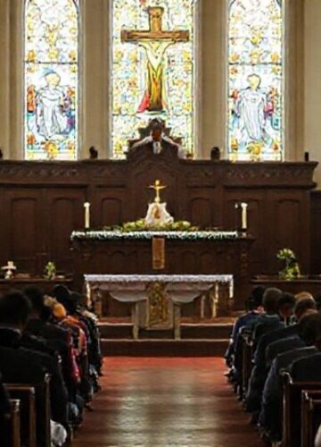 Pobożni wierni w katolickiej świątyni podczas MSzy Świętej Pobożni wierni w starokatolickiej świątyni podczas mszy świętej podczas obaw o deportację.