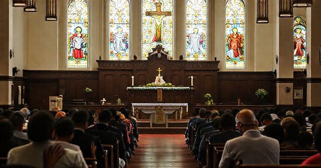 Pobożni wierni w katolickiej świątyni podczas MSzy Świętej Pobożni wierni w starokatolickiej świątyni podczas mszy świętej podczas obaw o deportację.