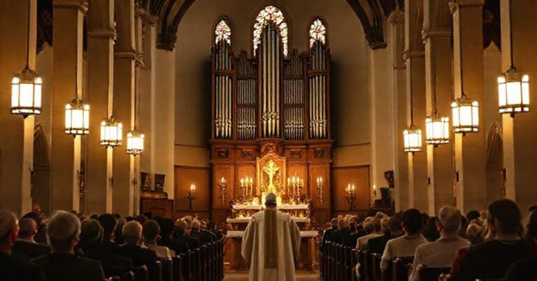 Tradycyjny wnętrze kościelne z organami i chórem podczas liturgii, podkreślające sakralną muzykę w tradycyjnym katolicyzmie.